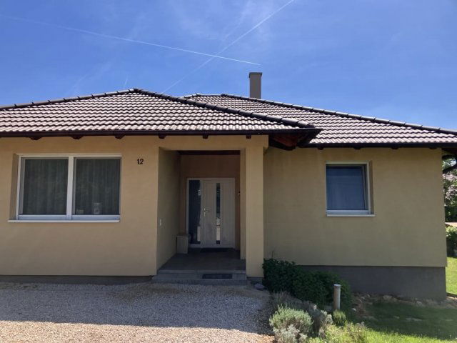 Eladó családi ház, Sukorón 135.9 M Ft, 2+2 szobás