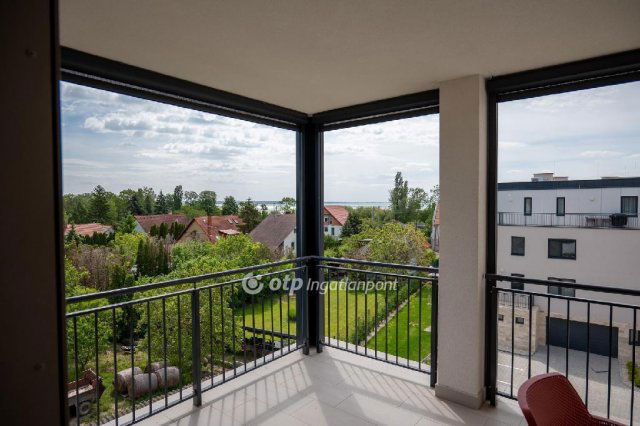 Eladó téglalakás, Balatonkenesén 139.9 M Ft, 3 szobás