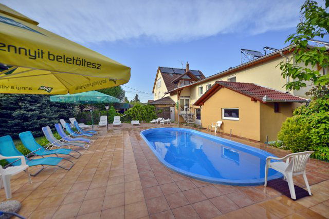 Eladó családi ház, Nagymányokon 189 M Ft, 12 szobás