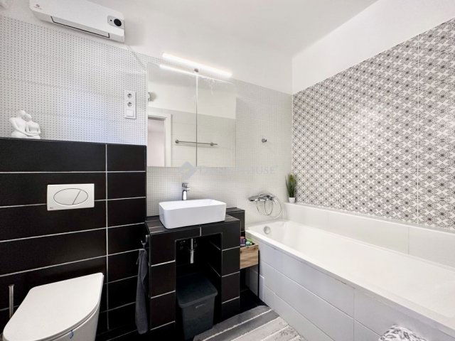 Eladó családi ház, Pécsett 78.9 M Ft, 5 szobás