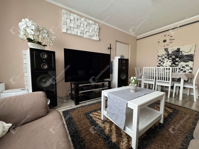 Eladó panellakás, Szegeden 61.9 M Ft, 2+2 szobás