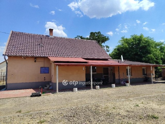 Eladó családi ház, Tiszapüspökin 27.99 M Ft, 4 szobás