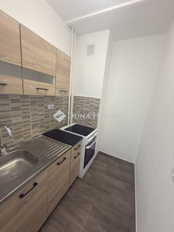 Eladó panellakás, Tatabányán 31.99 M Ft, 2 szobás
