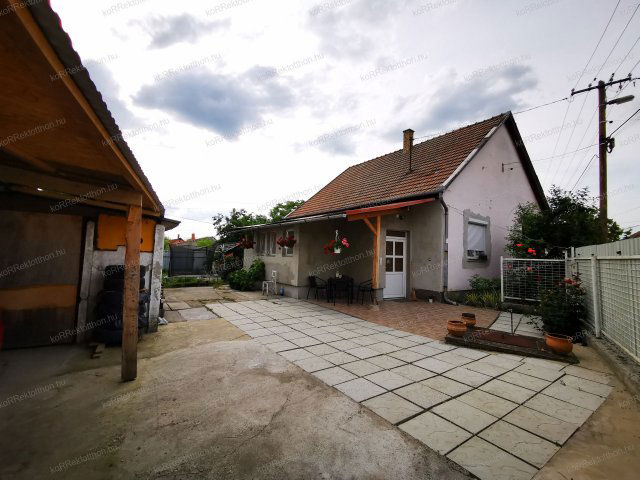 Eladó családi ház, Jászjákóhalmán 15 M Ft, 2 szobás