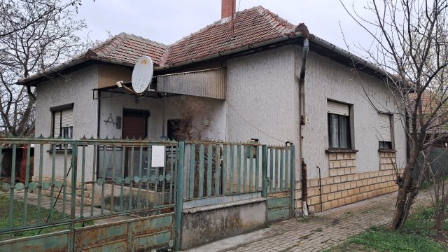 Eladó családi ház, Tiszatenyőn 11.9 M Ft, 2+1 szobás