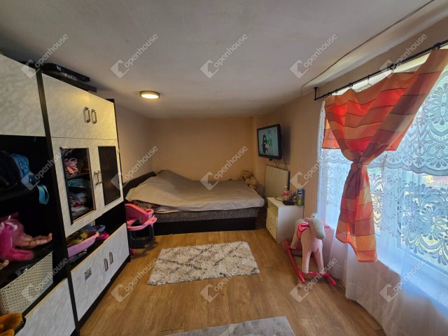 Eladó családi ház, Lábatlanon 28.9 M Ft, 2 szobás