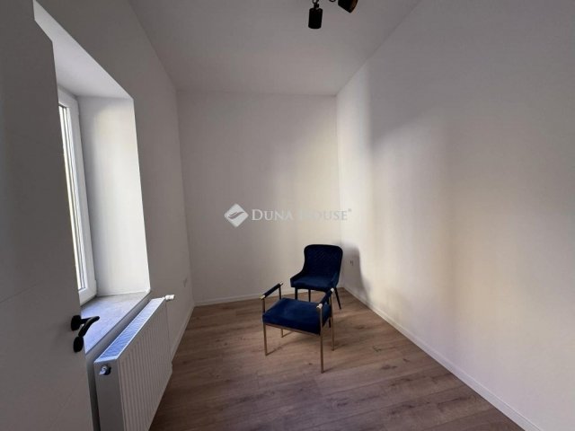 Eladó téglalakás, Pécsett 69.9 M Ft, 3 szobás