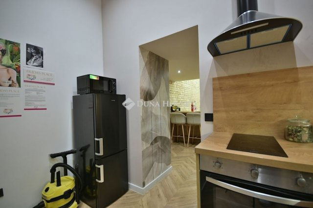 Eladó téglalakás, Budapesten, VI. kerületben 53.5 M Ft, 1 szobás