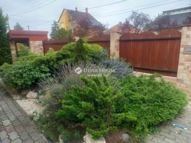 Eladó családi ház, Vecsésen 160 M Ft, 6 szobás