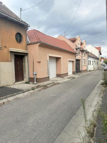 Eladó családi ház, Pécsett 44.9 M Ft, 2 szobás