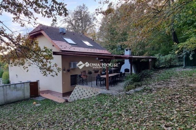 Eladó családi ház, Komlón 158 M Ft, 9 szobás