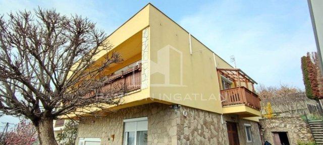 Eladó családi ház, Ajkán 85 M Ft, 4 szobás