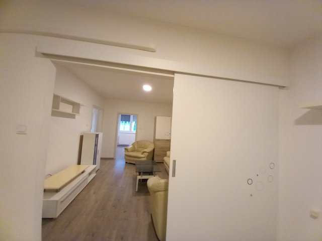 Kiadó panellakás, albérlet, Pécsett, Dóra utcában, 2+1 szobás