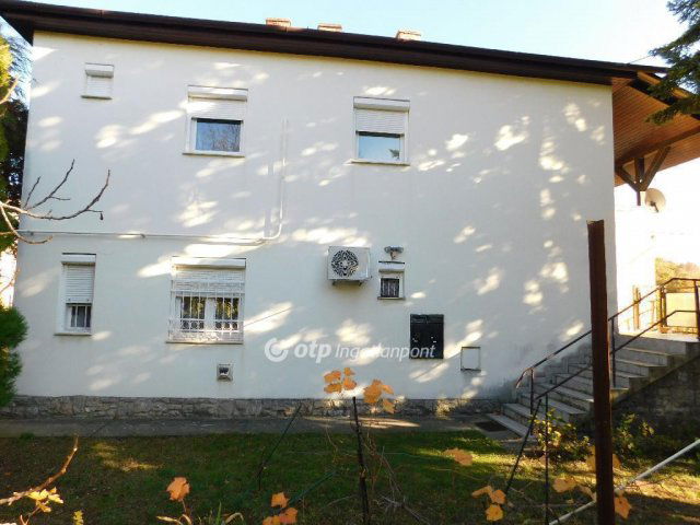 Eladó családi ház, Pécsett 329 M Ft, 9 szobás