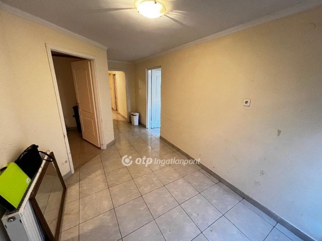 Eladó téglalakás, Nyíregyházán 39.9 M Ft, 6 szobás