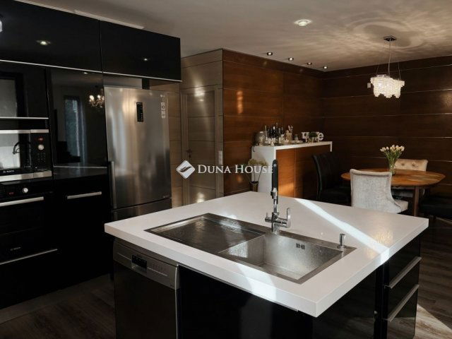 Eladó családi ház, Budapesten, IV. kerületben 250 M Ft, 5 szobás