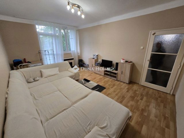 Eladó téglalakás, Veszprémben 43.5 M Ft, 2 szobás