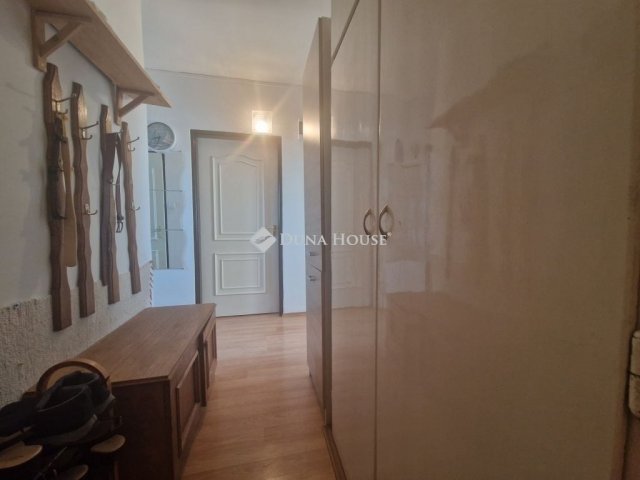 Eladó panellakás, Pécsett 49.9 M Ft, 3 szobás