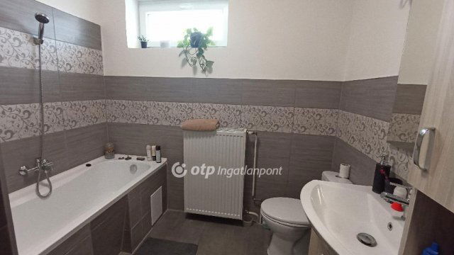 Eladó családi ház, Jászfényszarun 45.9 M Ft, 5 szobás