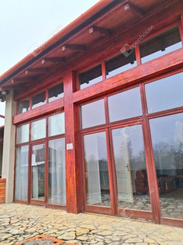 Eladó családi ház, Komáromban 135 M Ft, 7 szobás