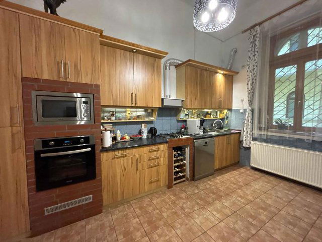 Eladó téglalakás, VI. kerületben, Vörösmarty utcában