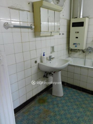 Eladó téglalakás, Pécsett 59.8 M Ft, 3 szobás