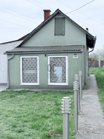 Eladó családi ház, Győrött 34.99 M Ft, 2 szobás