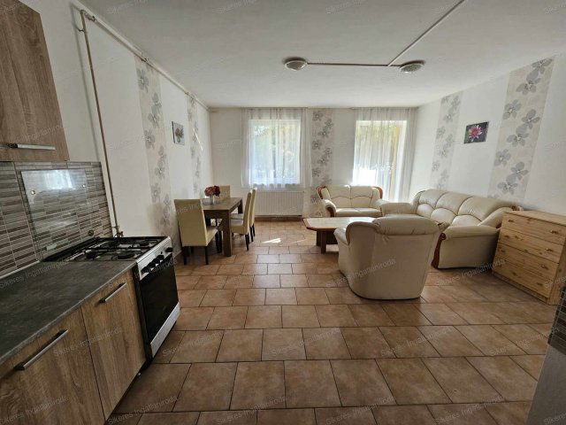 Kiadó téglalakás, albérlet, Tatán 650 E Ft / hó, 12+2 szobás