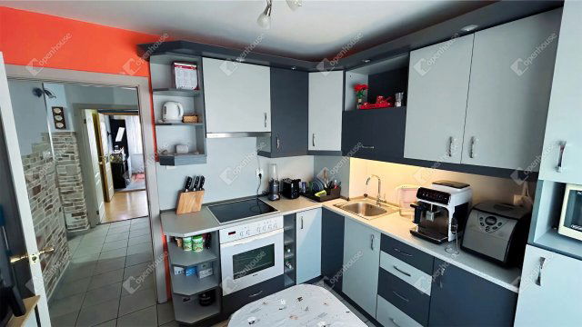 Eladó panellakás, Székesfehérvárott 59.9 M Ft, 3+1 szobás