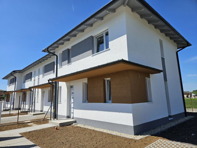 Eladó sorház, Balatonföldváron, Kőröshegyi úton 89.9 M Ft