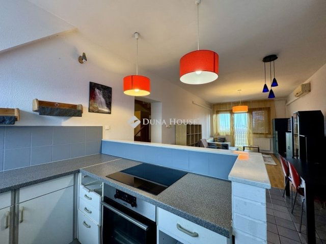 Eladó téglalakás, Balatonfüreden 74.9 M Ft, 5 szobás