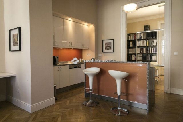 Kiadó téglalakás, albérlet, Budapesten, V. kerületben, 4 szobás