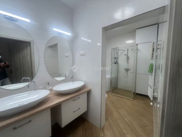 Eladó téglalakás, Pécsett 122 M Ft, 4 szobás