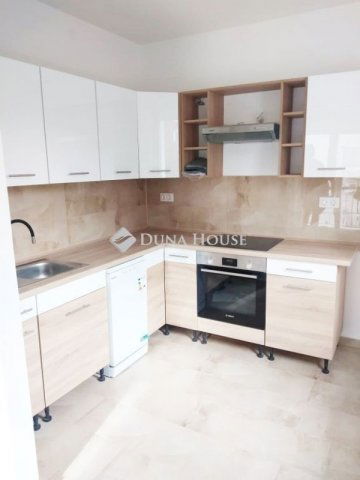 Eladó panellakás, Pécsett 62.9 M Ft, 3 szobás