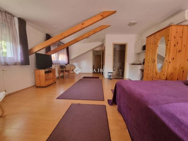 Eladó családi ház, Pécsett 269 M Ft, 12 szobás