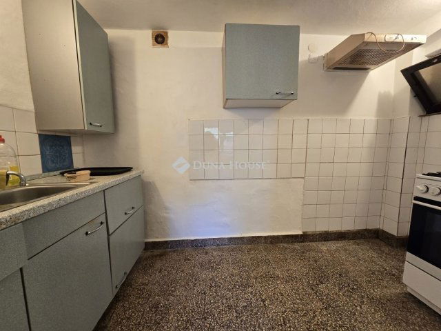 Eladó családi ház, Pécsett 44.9 M Ft, 4 szobás