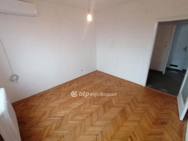 Eladó panellakás, Debrecenben 63.9 M Ft, 3 szobás