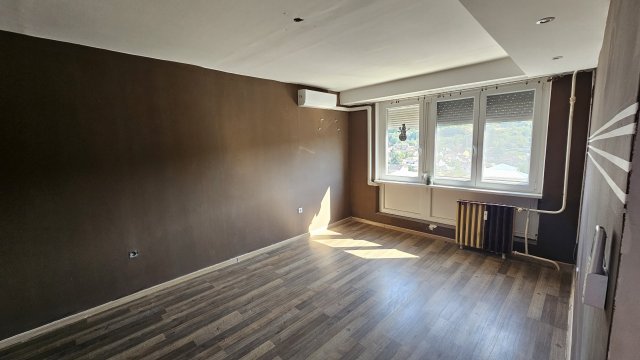 Eladó téglalakás, Komlón, Kossuth Lajos utcában 23.9 M Ft