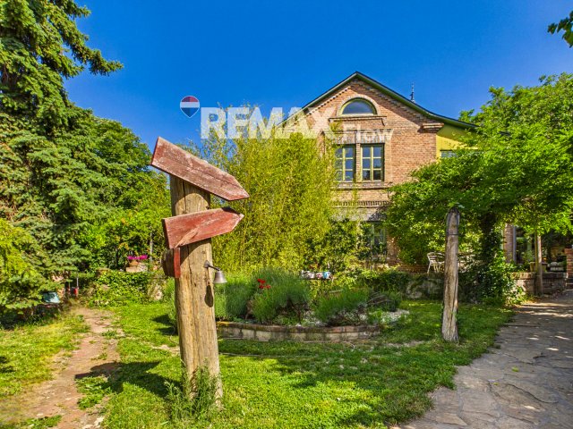 Eladó családi ház, Pécsett 385 M Ft, 8 szobás