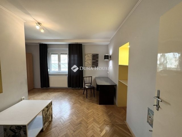 Eladó téglalakás, Szegeden 88 M Ft, 4 szobás