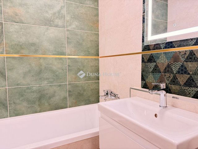 Eladó panellakás, Pécsett 55.9 M Ft, 3 szobás