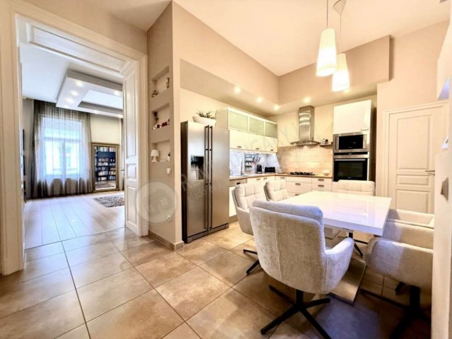 Eladó téglalakás, VI. kerületben, Vörösmarty utcában