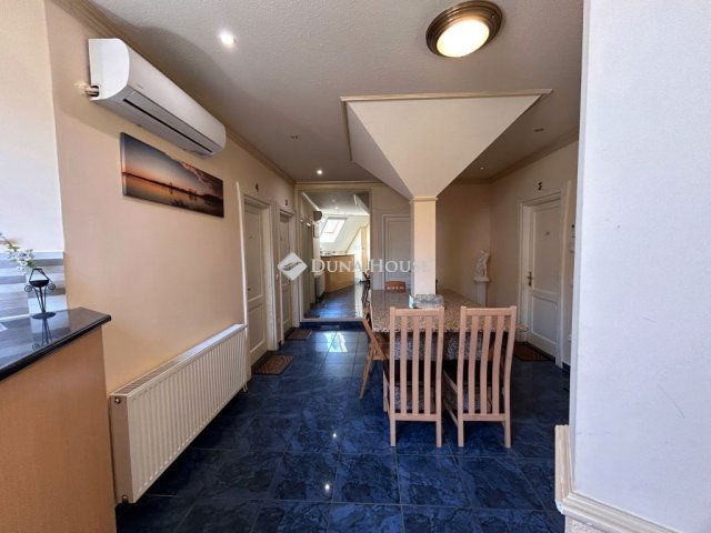 Eladó téglalakás, Baján 80 M Ft, 5 szobás