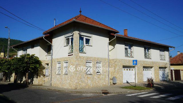 Eladó családi ház, Tokajban 213 M Ft, 9 szobás