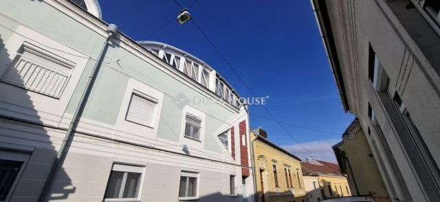 Eladó téglalakás, Pécsett 49.9 M Ft, 1+1 szobás
