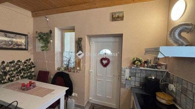 Eladó családi ház, Kesztölcön 24.9 M Ft, 1 szobás