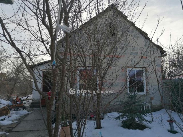 Eladó családi ház, Szolnokon 15.7 M Ft, 2 szobás