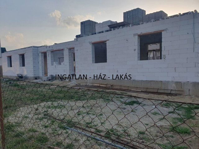 Eladó ikerház, Őrbottyánban 79.9 M Ft, 3 szobás