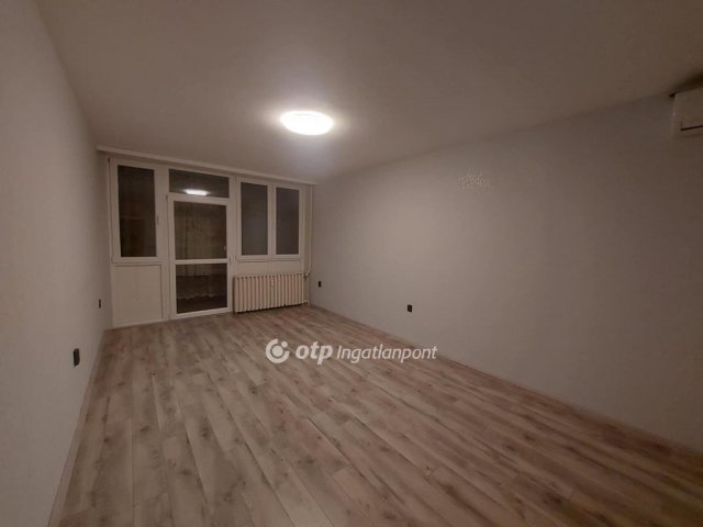 Eladó panellakás, Pécsett 56.8 M Ft, 3 szobás