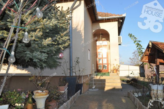 Eladó családi ház, Nyárlőrincen 63 M Ft, 3 szobás